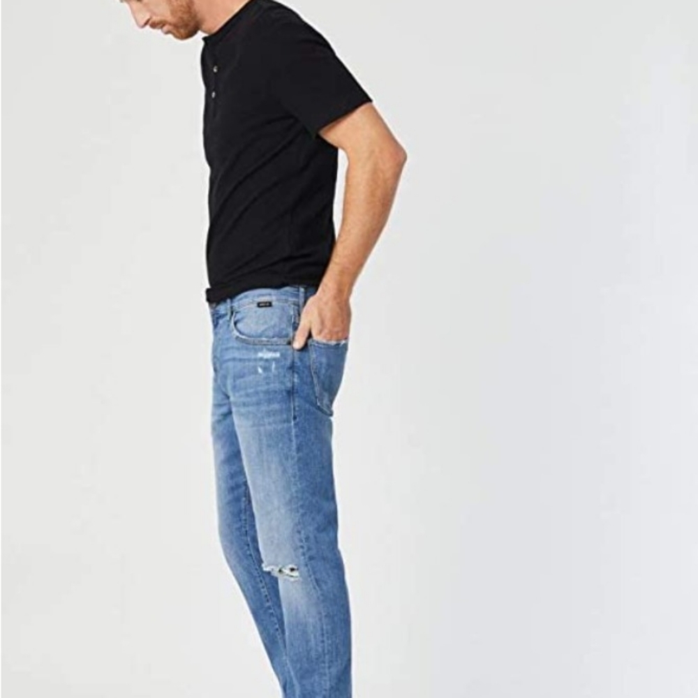 Mavi Men's Zach Straight Leg. Indigo ripped.